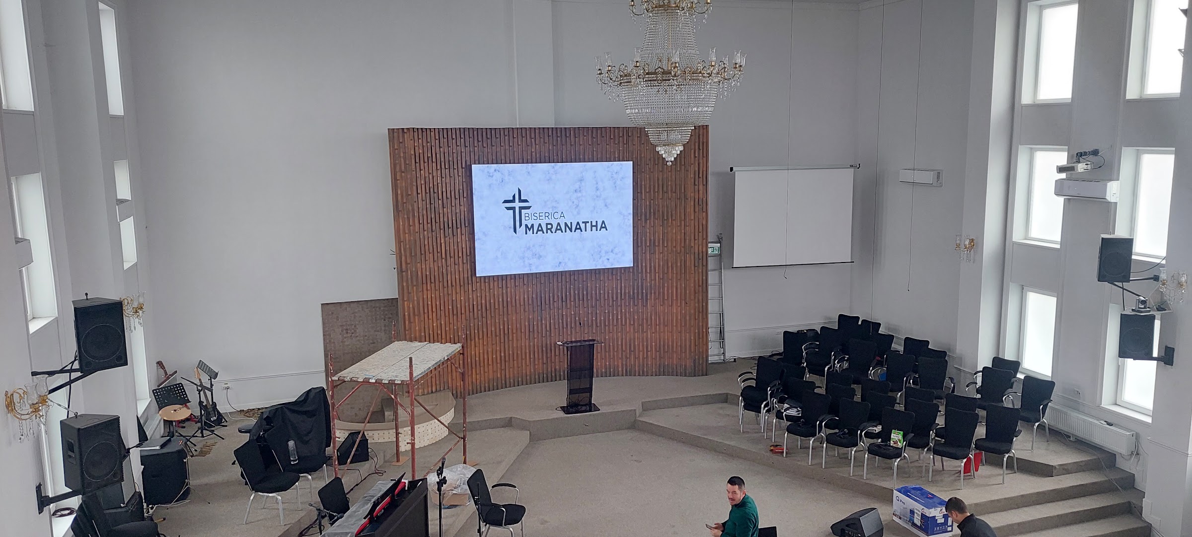 Ecran LED instalat in biserica
