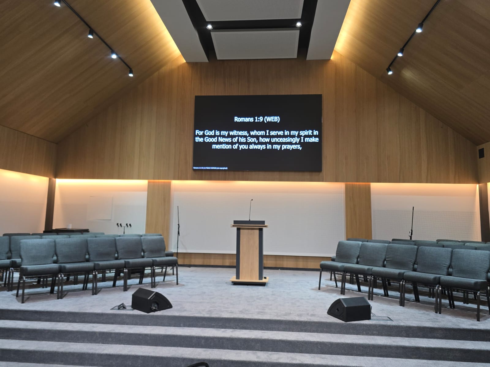 Ecran LED P2.5mm instalat in biserica