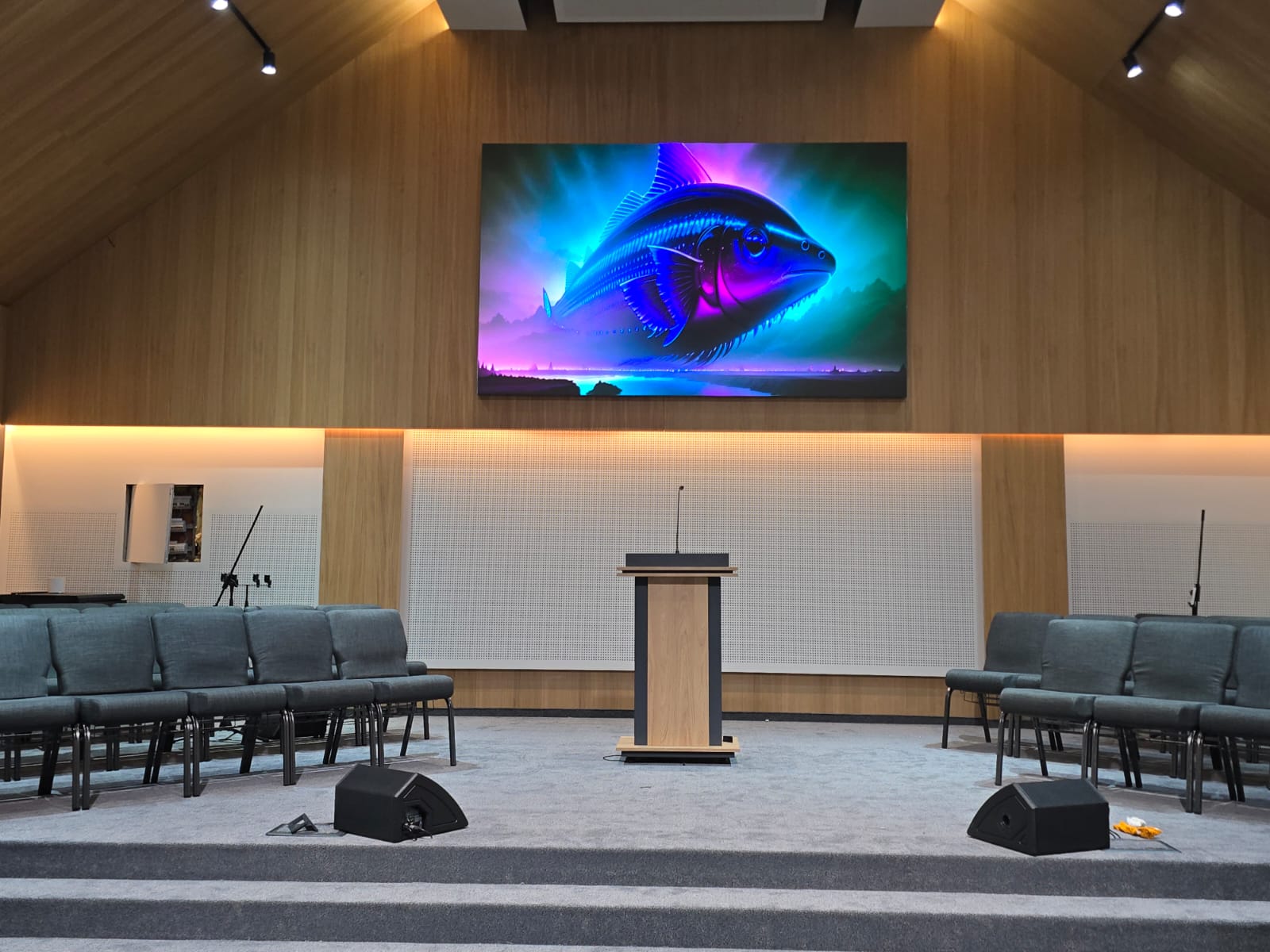 Ecran LED interior biserica